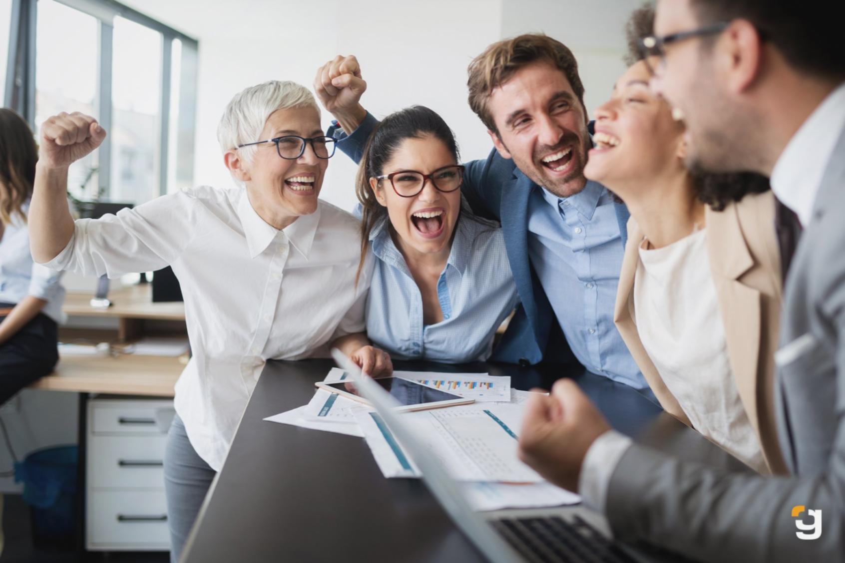 Internationale Studierende beim gemeinsamen Arbeiten an Projekten in Hamburg