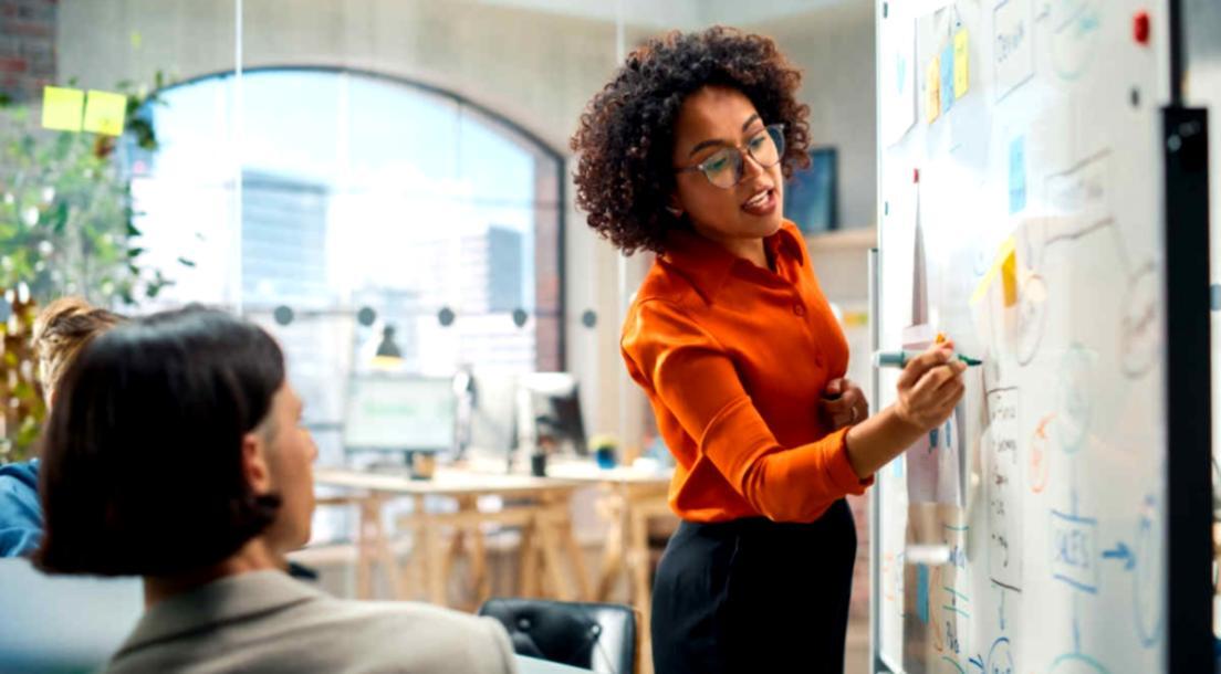 Gruppe von Teilnehmern in produktiver Arbeitssitzung