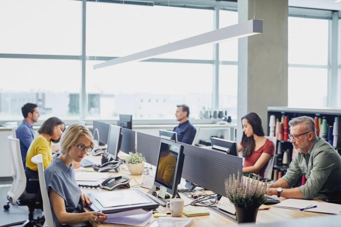 Person arbeitet konzentriert an persönlichen Zielen